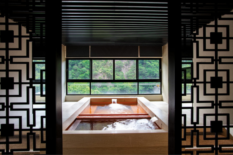 Taipei: Wulai Hot Spring, Waterfall, Cable Car & Old Street Join-in Tour (with Public Hot Spring Bath)