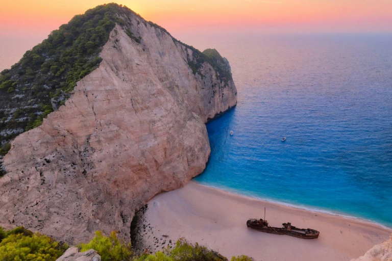 Zante: Playa del Naufragio y Cuevas Azules Excursión Privada en BarcoZakynthos: Playa del Naufragio y Cuevas Azules Excursión Privada en Barco