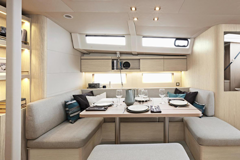 7-daagse charter met bemanning &quot;The Cosmopolitan&quot;Beneteau Oceanis 46.1Vanaf Santorini: 7-daagse zeilvakantie op de Cycladen eilanden met bemanning