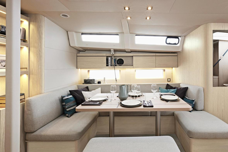 7-dniowy czarter z załogą &quot;The Cosmopolitan &quot;Beneteau Oceanis 46.1Z Santorini: 7-dniowy czarter z załogą na Cykladach