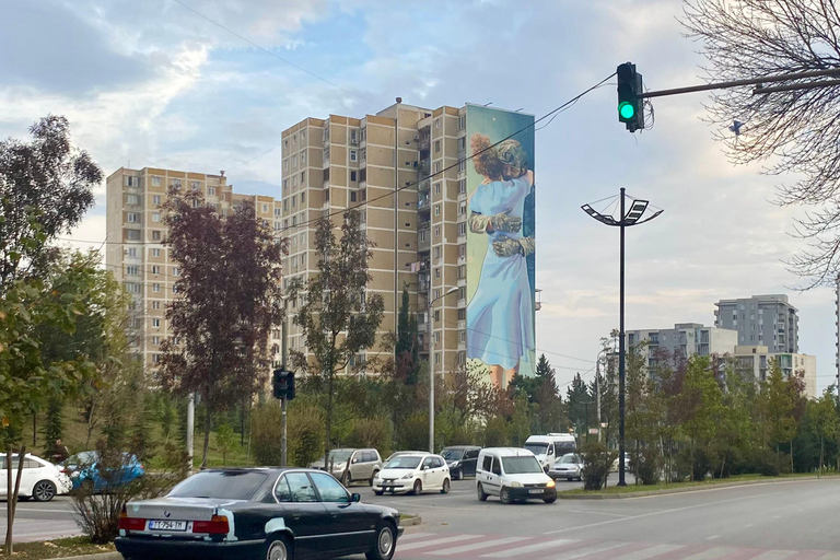 Tbilisi: ponad 100 graffiti i murali, wycieczka z przewodnikiem po sztuce ulicznejTbilisi: Wycieczka po sztuce ulicznej z lunchem