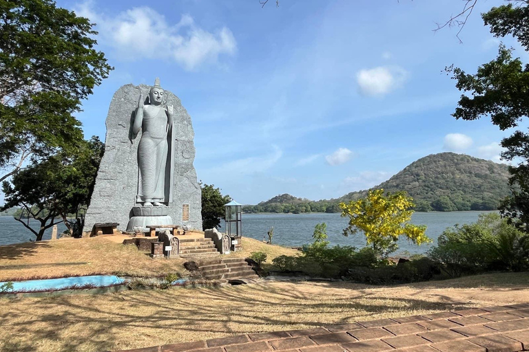 Sigiriya Village & Dambulla Tuk-Tuk Day Tour