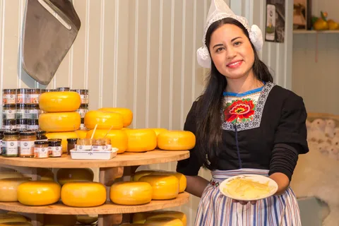 Amsterdam: Volendam & Zaanse Schans Live Guided Tour
