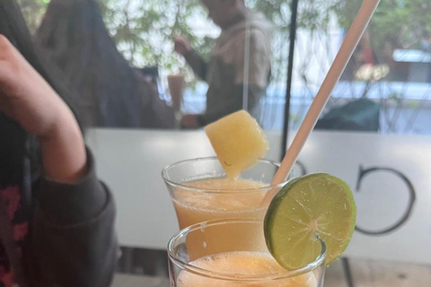 Lima: Miraflores Night Tour with Pisco Sour or Chilcano