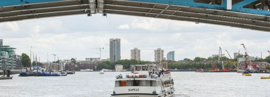 London: Bådtur på Themsen fra Westminster til Tower Bridge