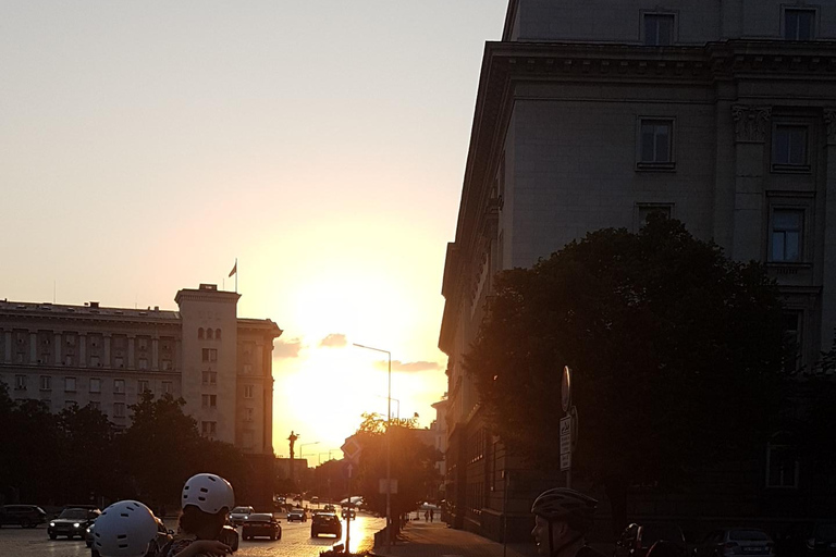 Sofia: Tour guidato notturno in scooter elettrici