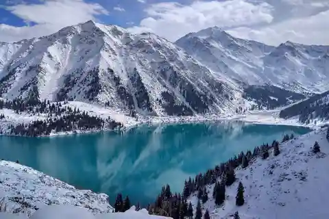 O grande lago de Almaty e o lendário pomar de maçãs de Almaty