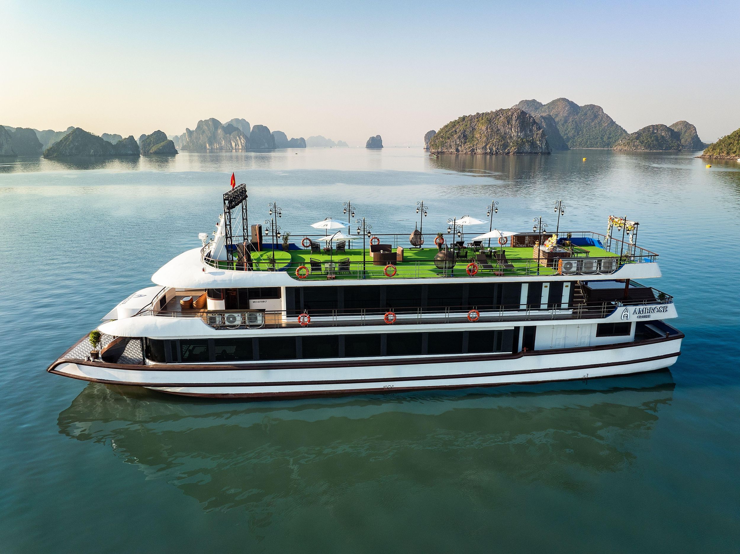 Hanoi: Halong-Bucht: Tageskreuzfahrt mit Höhlen, Insel & Mittagessen