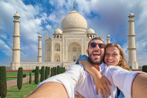 From Delhi Airport: Private Guided Taj Mahal Layover Tour From Delhi Airport: All Inclusive (Tickets + Lunch)