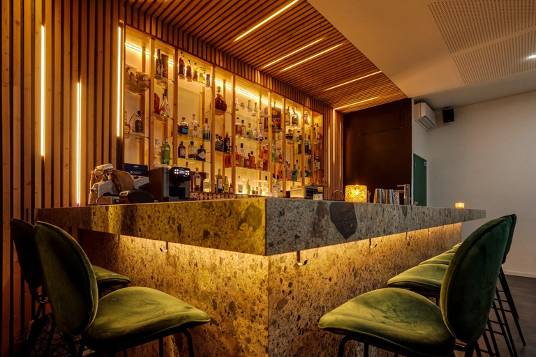 Cocktail classes with a professional (hands-on workshop) Cocktail class with a professional (hands-on workshop)