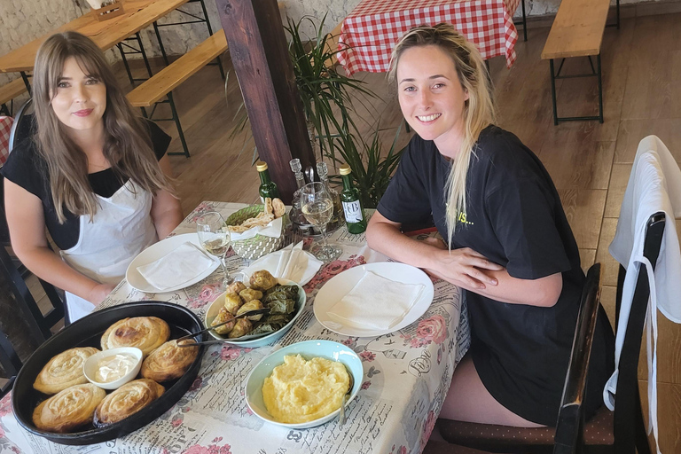 Cours de cuisine traditionnelle bosniaque à MostarCours de maître sur les bureks : Rouler, remplir, cuire