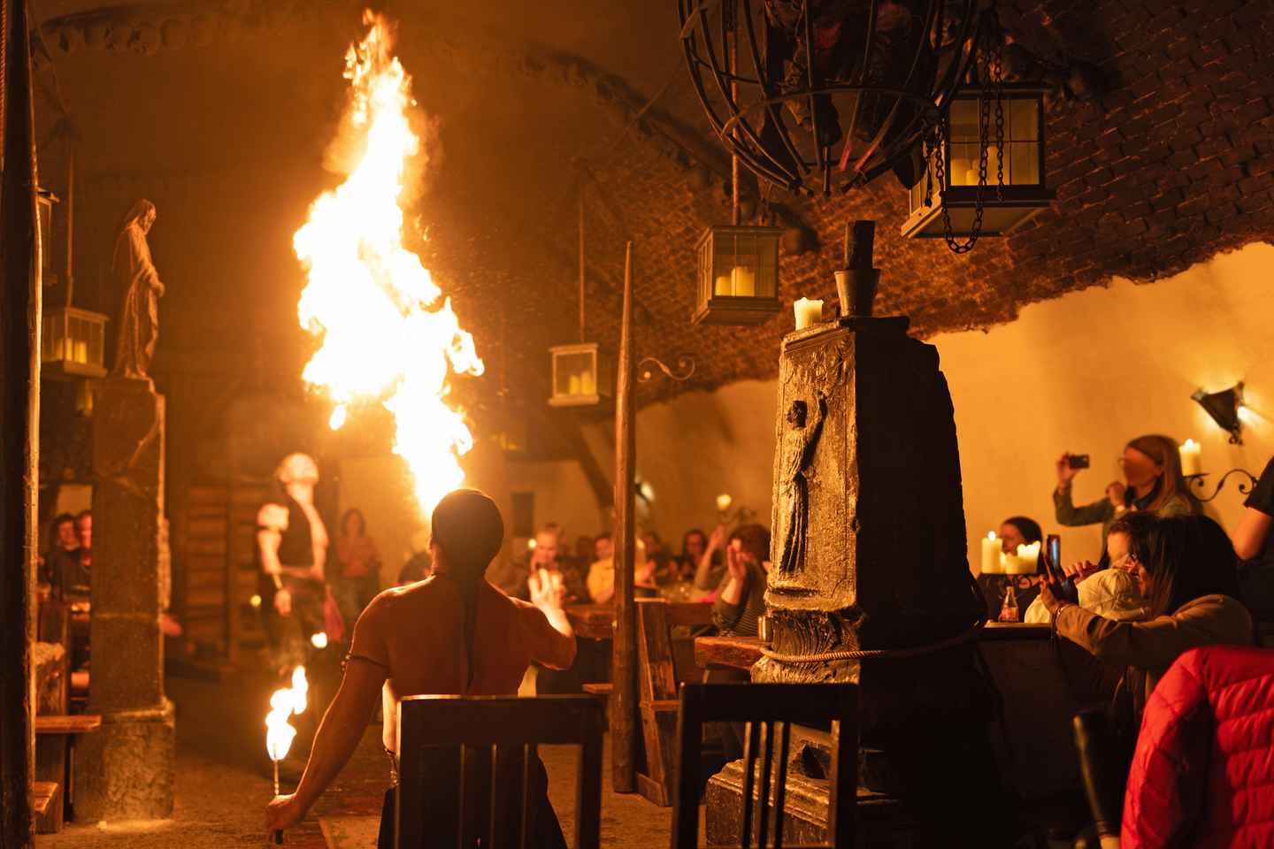 Depuis Prague : Dîner Médiéval, Spectacle, Château et Brasserie