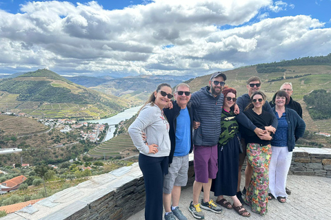 VALLEE DU DOURO : Visite guidée des vignobles, croisière et déjeuner dans un établissement vinicole.Visite privée