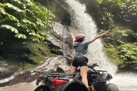 Tour in quad di Ubud con cascata, tunnel lungo e pranzo