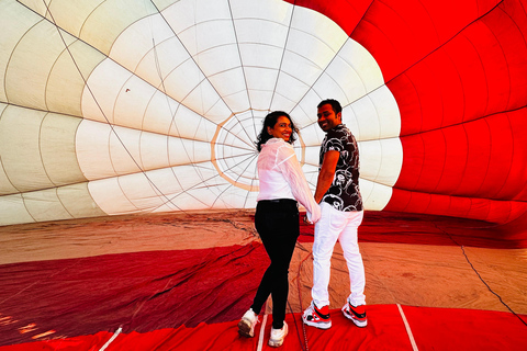 from MexicoCity:Balloon flight Over thepyramidsofTeotihuacanVuelo en globo aerostatico con traslado desde CDMX