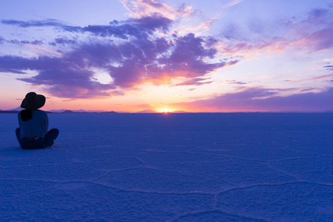 Da La Paz: Tour di 2 giorni delle Saline di Uyuni con biglietti per l&#039;autobus