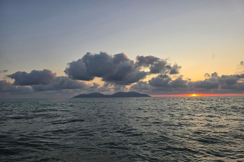 Berat: Private Sunset Tour with Wine and Fruits