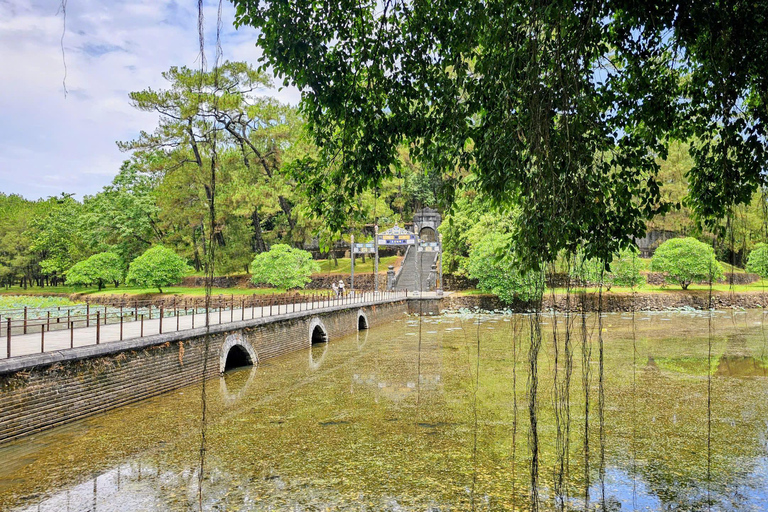 Hue boat trip: Perfume River cruise with customizable route Dragon Boat trip to/from Thien Mu