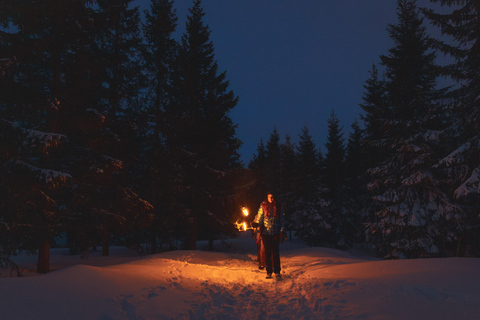 Oslo - snöig skog Fackelpromenad i snöig skog med lägereld