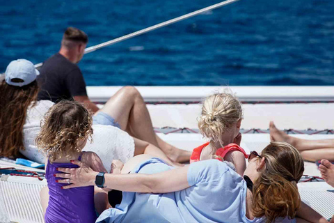 Malaga: Catamarano a vela con nuoto e pranzo a base di paella