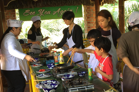 From Da Nang: Bay Mau Cooking Class, Basket Boat and market Eco Cooking Class with pick up from Hoi An