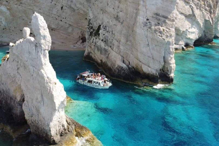 Zatoka Navagio Biała plaża Zachodnie wybrzeże Porto Vromi Anafonitria