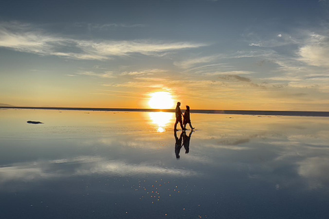 Excursão de um dia ao Salar de Uyuni com almoço e pôr do sol