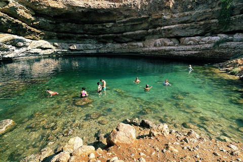 Mascate: Dia inteiro em Wadi Shab e Bimmah Sinkhole + almoço grátis