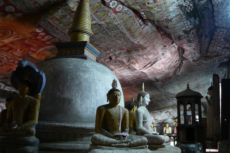 Sigiriya: Kandy VIP Transfer with Temple & Dance Show
