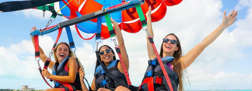 Providenciales : expérience de parachute ascensionnel à Grace Bay Beach