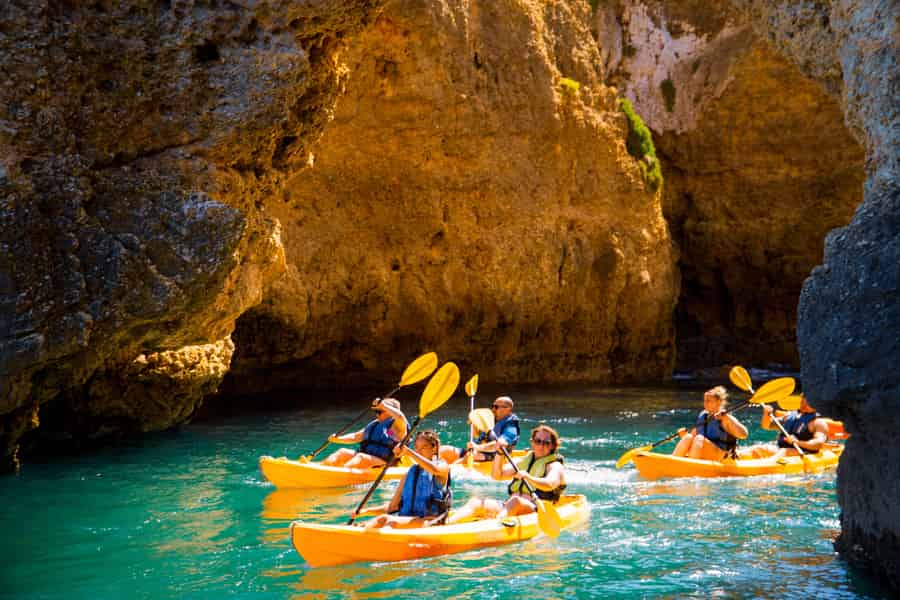 Ab Lagos: Kajak-Tour mit dem Boot zu den Höhlen der Ponta da Piedade. Foto: GetYourGuide Ab Lagos: Kajak-Tour mit dem Boot zu den Höhlen der Ponta da Piedade. Foto: GetYourGuide