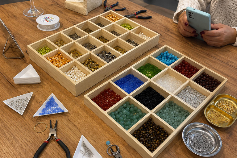 Jewelry workshop with unlimited wine - Alicante