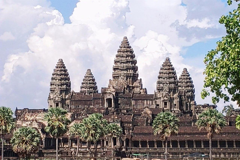 Amanecer en Angkor Wat con un grupo compartido