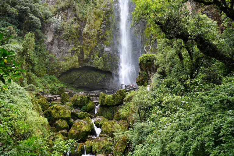 Excursion d&#039;une journée à la cascade de Giron et au lac de Busa depuis CuencaVisite partagée