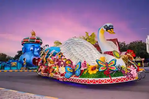 Hyderabad: Ramoji Film City Tour with Lunch & Pickup