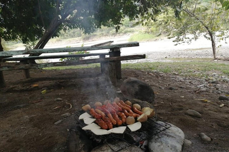Medellín : pique-nique privé d'une journée au bord de la rivièreMedellin : pique-nique privé d'une journée complète au bord de la rivière
