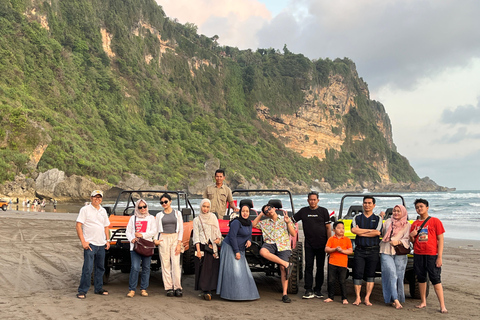 Yogyakarta: aventura de medio día en las dunas de arena y espectáculo en directo al atardecer.Aventura de medio día por las dunas de arena y espectáculo en directo al atardecer