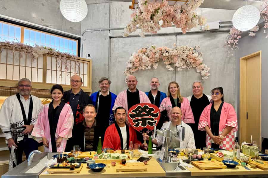 Tokio: Sushi-Kochkurs im Happi-Mantel in der Nähe einer berühmten Sehenswürdigkeit. Foto: GetYourGuide Tokio: Sushi-Kochkurs im Happi-Mantel in der Nähe einer berühmten Sehenswürdigkeit. Foto: GetYourGuide