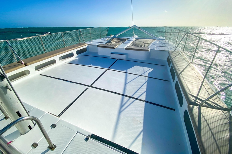 Punta Cana Bavaro: Catamarã privado com snorkel, open bar e navegaçãoPunta Cana Bavaro: Catamarã privado com snorkel, open bar e passeio de barco