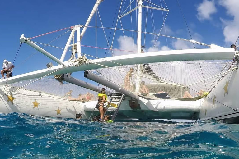 Sosúa: Catamaran Cruise with Snorkeling and Lunch