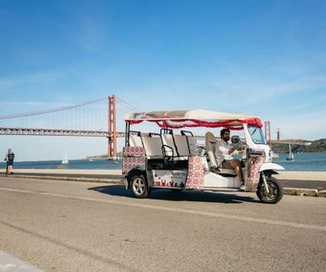 Lisbon: Private Guided Tuk-Tuk Tour with Hotel Pickup