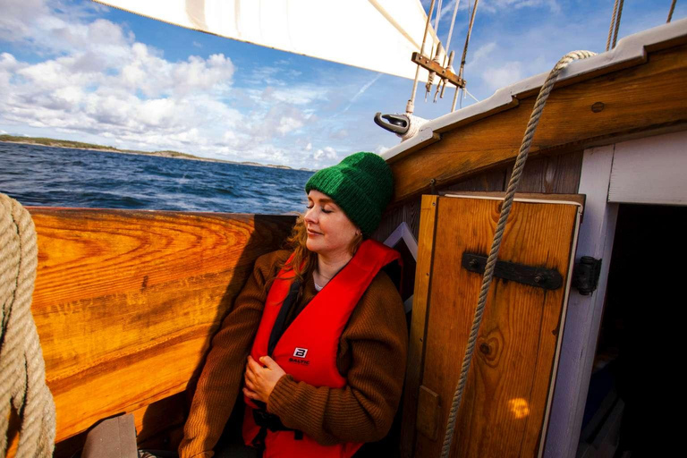 Turku: Archipelago: Sailing Trip with Viking Settlement Hike