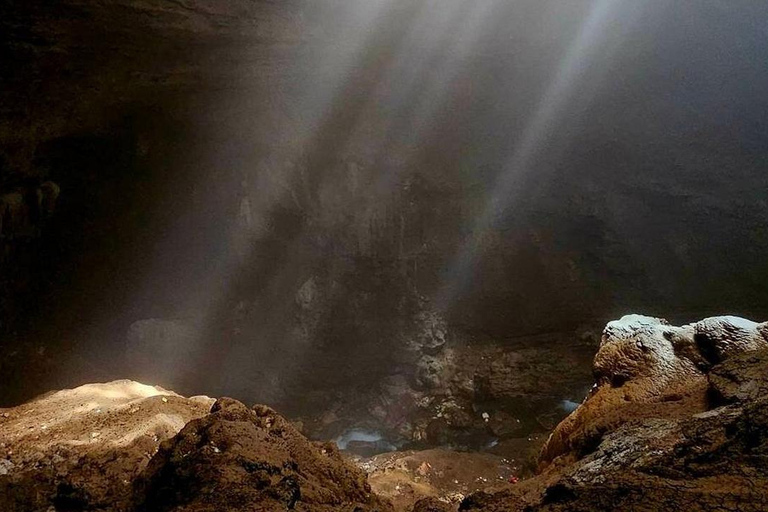 日惹：Jomblang 洞穴私人一日游Jomblang 洞穴和 Merapi 火山吉普车之旅