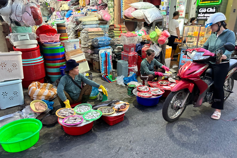 Da Nang: Tour gastronomico serale in motocicletta