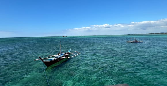 Little Boracay Beach mit Picknick-Mittagessen in einer schwimmenden Bambushütte