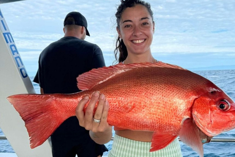 Cairns: Great Barrier Reef Fishing Charter with Lunch