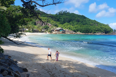 Recorre Mahe Seychelles a tu manera. Playa del parque nacional Victoria