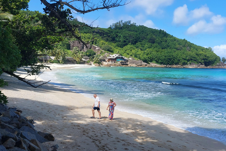 Recorre Mahe Seychelles a tu manera. Playa del parque nacional Victoria