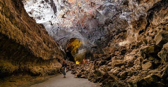 Guided tour of La Cueva de Los Verdes before hours