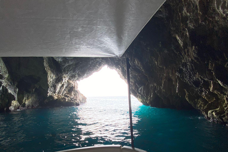 Capri: Secret Corners Boat Tour with Local Skipper